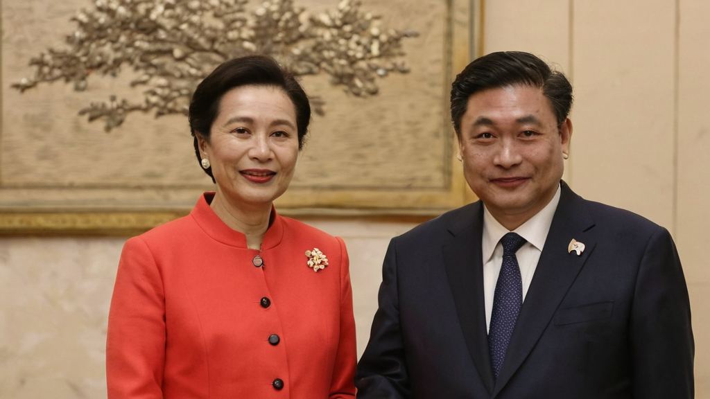 白色丝袜风情与明星直播互动的反差魅力展现